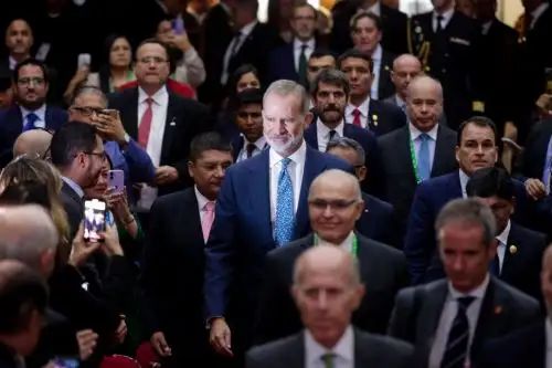 El Teatro Municipal de Arequipa recibe, entre aplausos y honores, al rey de España para el inicio del X CILE