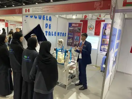 Alumno Lisandro Moreno Farías y Javier Alemán presentaron un robot que facilita la comunicación con la comunidad sordomuda, en los Emiratos Árabes Unidos. Foto: ANDINA/Difusión