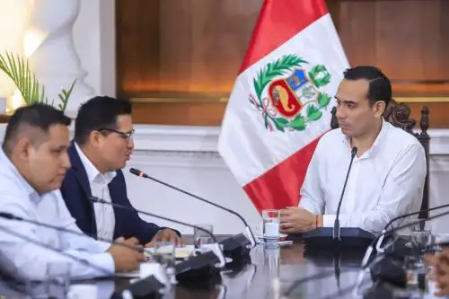 Jefe de Estado se reúne con representantes estudiantiles de universidades