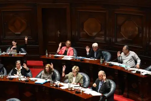 Los senadores uruguayos de la bancada del Frente Amplio participan en un debate este miércoles, en Montevideo, Uruguay. Foto: EFE