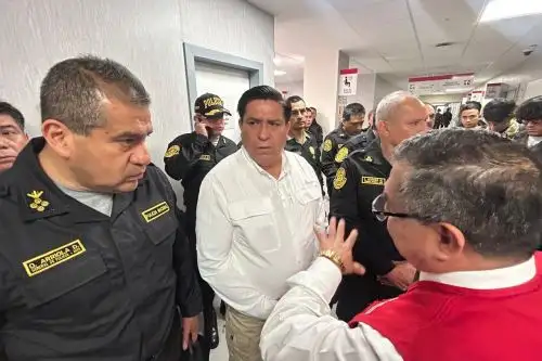 El ministro Vicente Tiburcio y el comandante general de la Policía Nacional, Óscar Arriola, llegaron al Hospital Nacional PNP Luis N. Sáenz para constatar la atención que reciben los efectivos agredidos en el Centro de Lima. Foto: Mininter