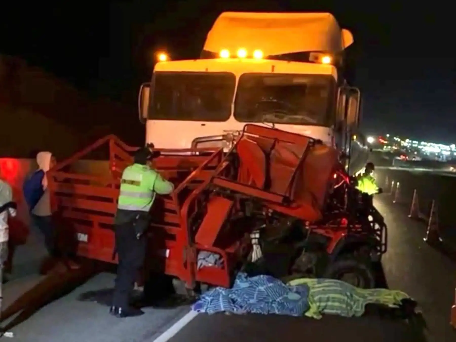 Hermanos fallecen tras choque de motocarguero y tráiler en vía de Evitamiento de Chimbote