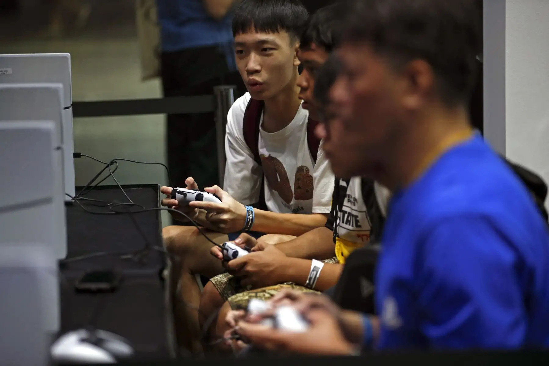 Jugadores juegan con consolas Sony PlayStation 5 en la feria Gamescom Asia X Thailand Game Show 2025, celebrada del 16 al 19 de octubre en Bangkok, Tailandia. El evento busca promover la industria del videojuego y expandir el mercado de contenido digital en Tailandia y los países del Sudeste Asiático. 

Foto: EFE