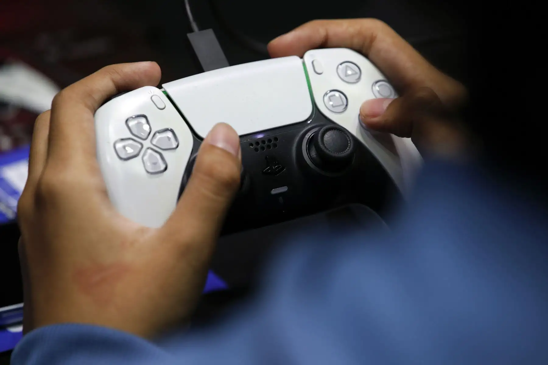Un jugador juega con el mando DualSense de una consola PlayStation 5 de Sony en la feria Gamescom Asia X Thailand Game Show 2025, celebrada del 16 al 19 de octubre en Bangkok.

Foto: EFE