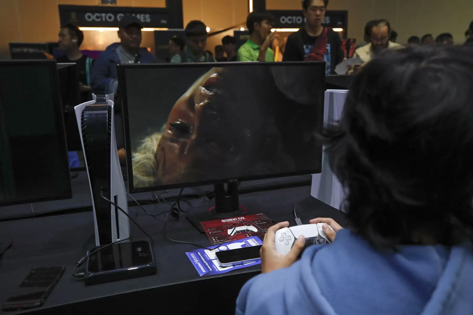 Un jugador juega al videojuego Resident Evil Requiem en la feria Gamescom Asia X Thailand Game Show 2025, celebrada del 16 al 19 de octubre en Bangkok, Tailandia.

Foto: EFE