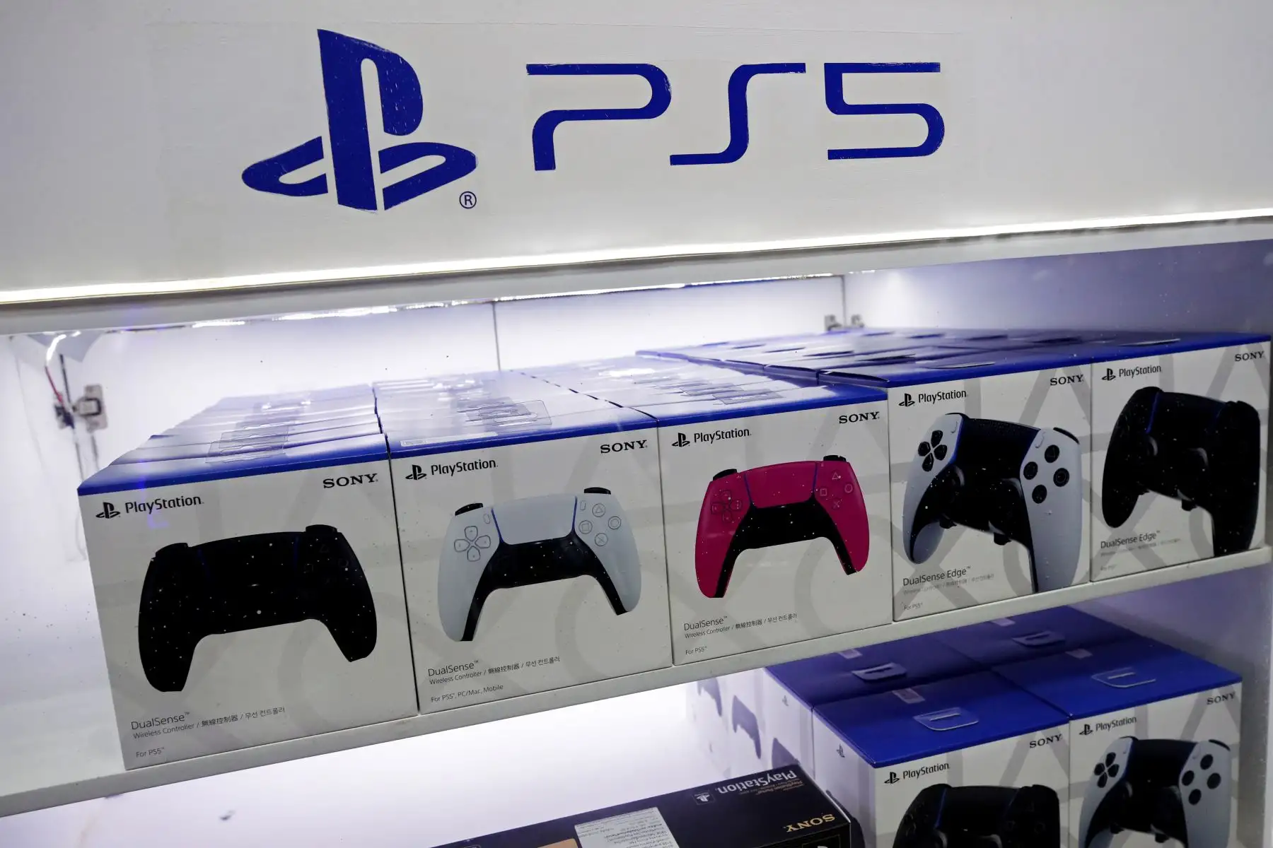 Un mando DualSense, parte de una consola de videojuegos Sony PlayStation 5, se exhibe a la venta en la feria Gamescom Asia X Thailand Game Show 2025, celebrada del 16 al 19 de octubre en Bangkok, Tailandia.

Foto: EFE