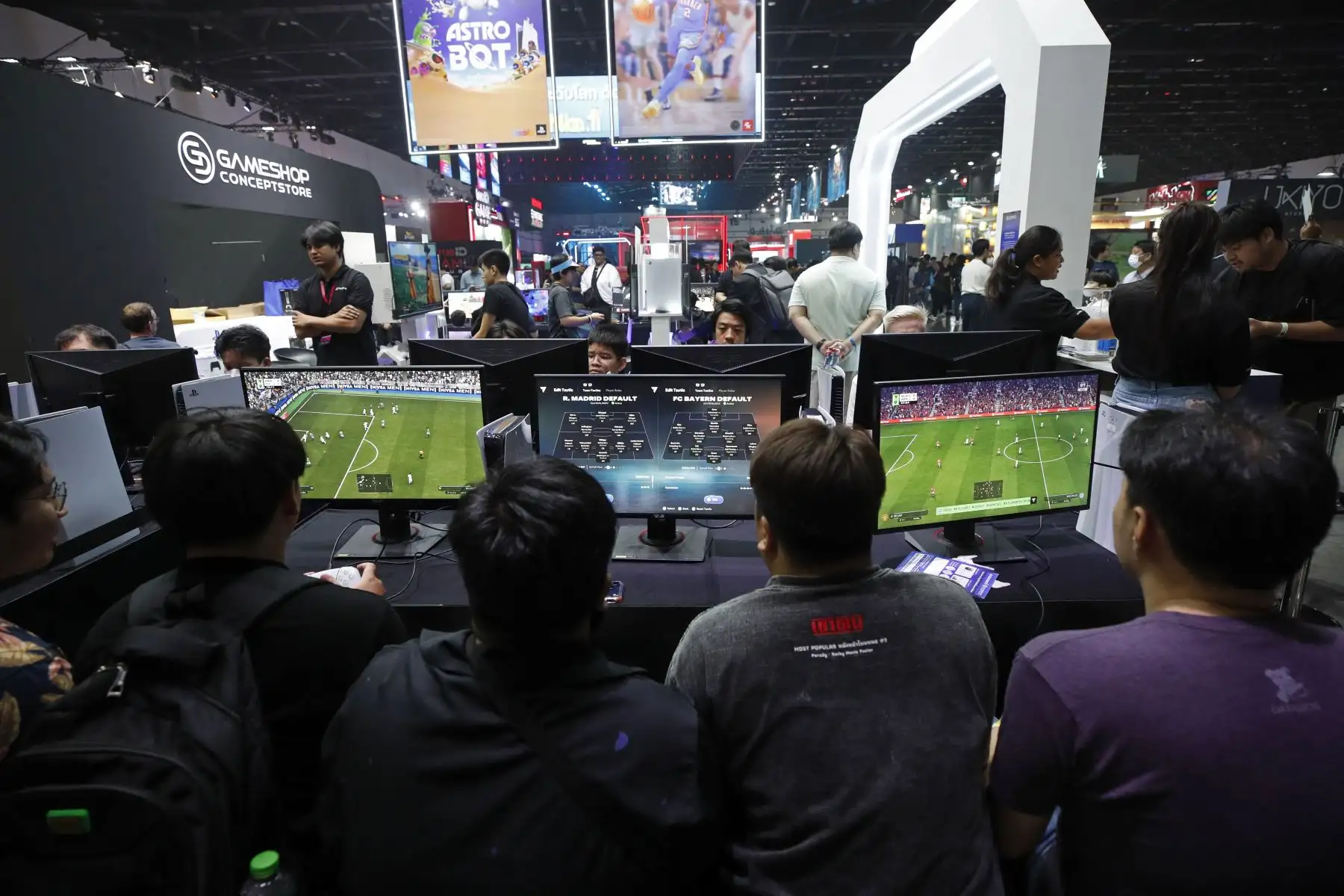 Jugadores juegan a EA Sports FC 26 en la feria Gamescom Asia X Thailand Game Show 2025, celebrada del 16 al 19 de octubre en Bangkok, Tailandia.

Foto: EFE