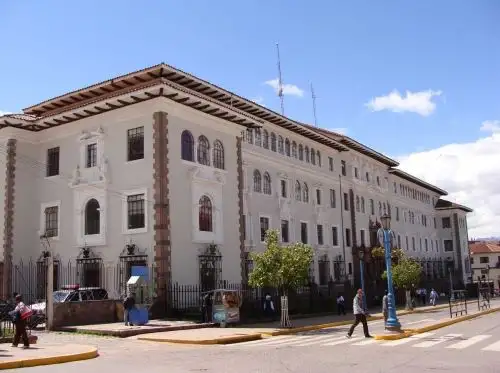 Primer Juzgado de Investigación Preparatoria para la Sanción de Delitos Asociados a la Violencia contra las Mujeres e Integrantes del Grupo Familiar de la Corte Superior de Cusco dispuso cinco días de detención preliminar para docente universitario acusado de acoso sexual.