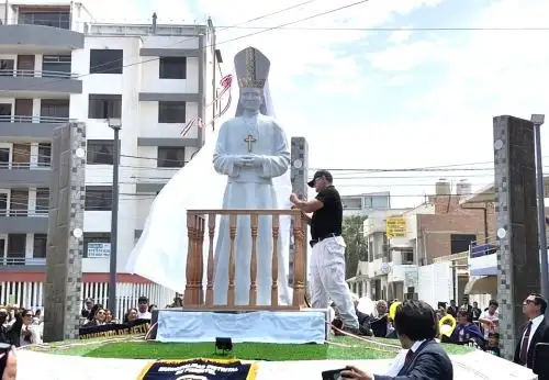 En el distrito de Pimentel se ubica la primera estatua dedicada al papa León XIV en Lambayeque. Su inauguración se efectuó esta mañana por el 105.° aniversario del balneario lambayecano.