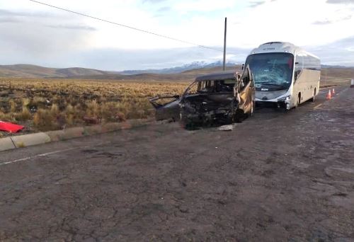 Un bus de la empresa de transportes Turismo colisionó frontalmente con una miniván en la carretera Juliaca - Arequipa. El accidente dejó cinco personas fallecidas y seis heridas de gravedad. ANDINA/Difusión