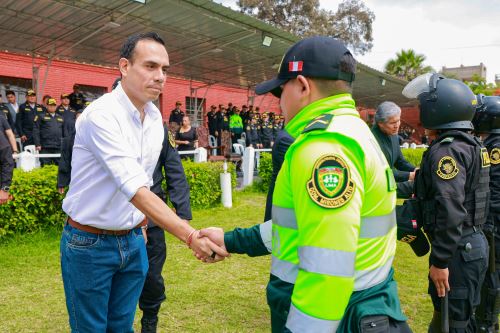 Presidente José Jerí reconoce labor de la Policía Nacional del Perú en defensa de la institucionalidad