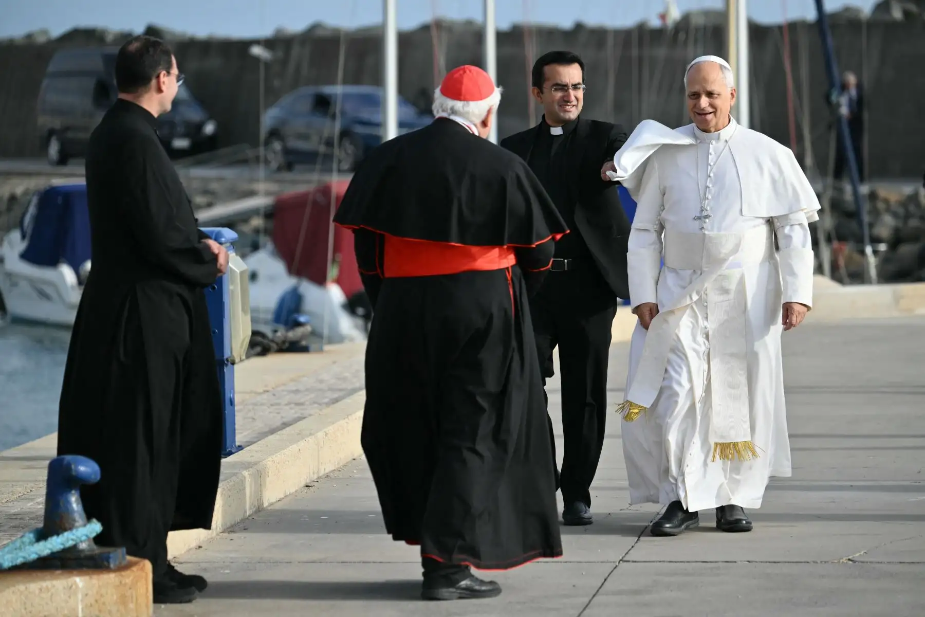 El cardenal francés Jean-Marc Aveline recibe al Papa León XIV a su llegada al buque escuela de la Paz "MED 25 - Bel Espoir" en el puerto de Ostia, cerca de Roma. AFP