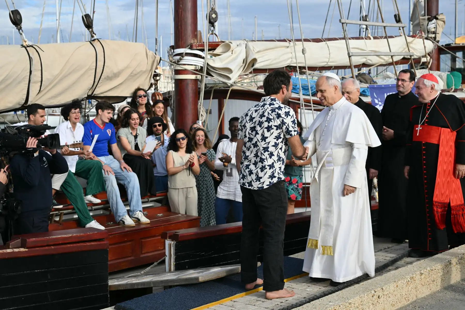 El Papa León XIV llega al puerto de Ostia, cerca de Roma, para visitar el buque escuela de la Paz "MED 25 - Bel Espoir". AFP