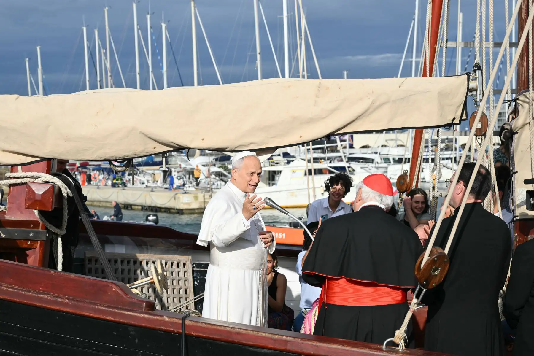 La asociación Mar Yam, la asociación AJD - Bel Espoir y la diócesis de Marsella organizaron la odisea por la Paz MED 25 - Bel Espoir, de marzo a octubre de 2025. Se trata de ocho meses de navegación, con numerosas conferencias y festivales temáticos, y 30 escalas en las cinco orillas del Mediterráneo, con 200 jóvenes a bordo (en grupos de 25), de todas las confesiones y religiones. AFP