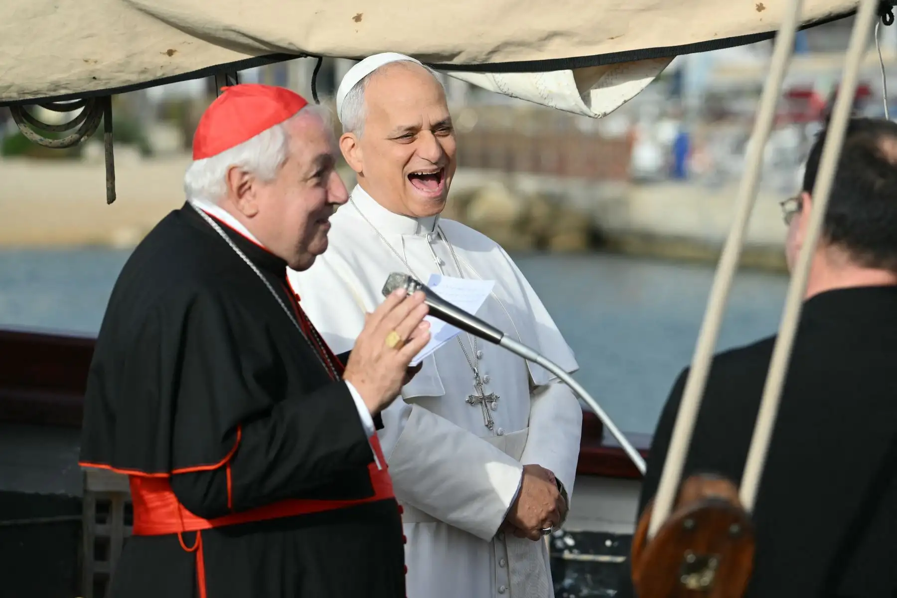 El Papa León XIV escucha al cardenal francés Jean-Marc Aveline durante una visita al buque escuela de la Paz "MED 25 - Bel Espoir" en el puerto de Ostia, cerca de Roma. AFP