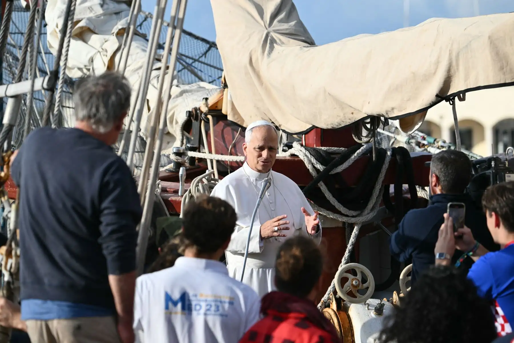 El Papa León XIV pronuncia un discurso durante una visita al buque escuela de la Paz "MED 25 - Bel Espoir" con el cardenal francés Jean-Marc Aveline, en el puerto de Ostia, cerca de Roma.. AFP
