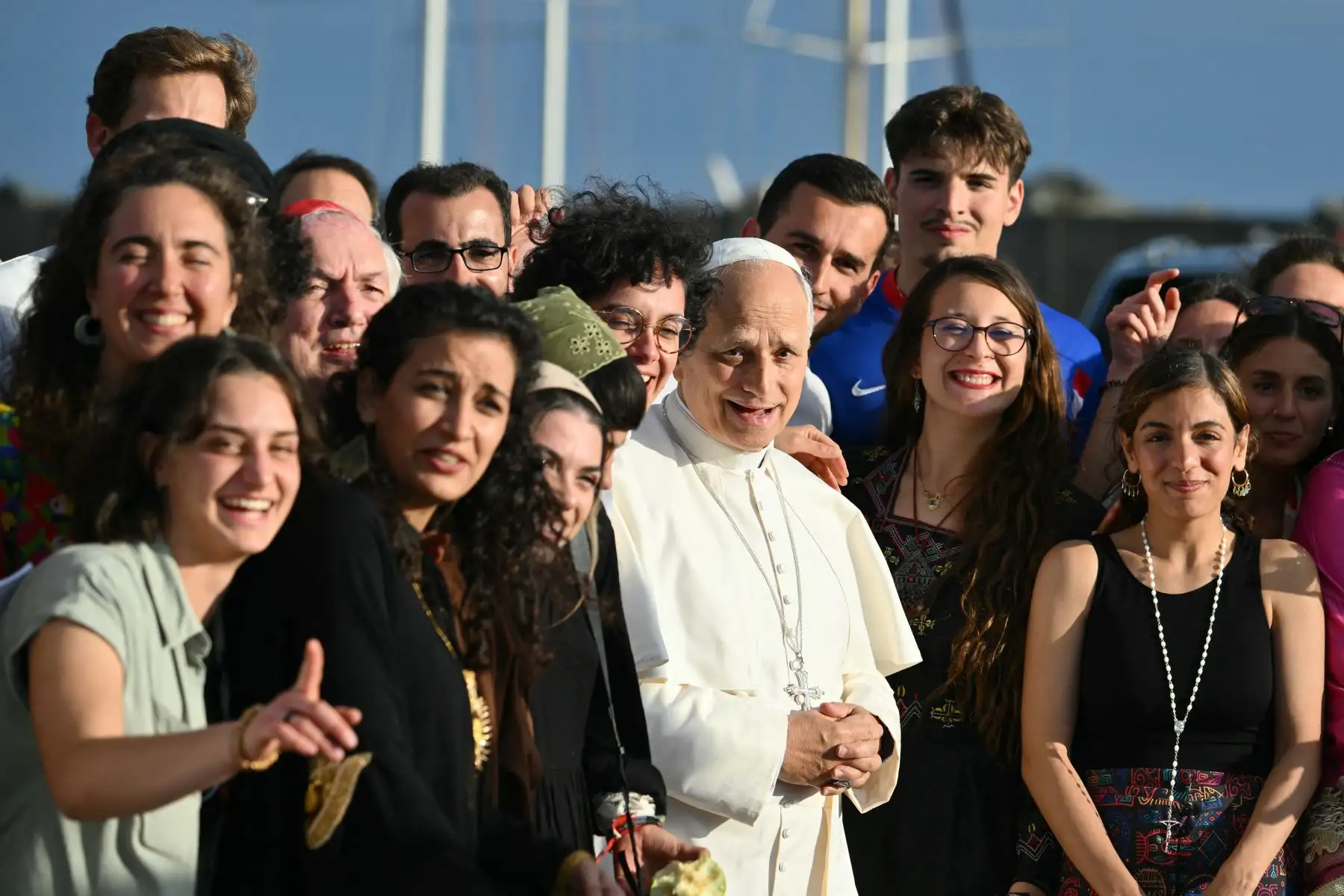 El Papa León XIV posa con la tripulación del buque escuela de la Paz "MED 25 - Bel Espoir", en el puerto de Ostia, cerca de Roma. AFP