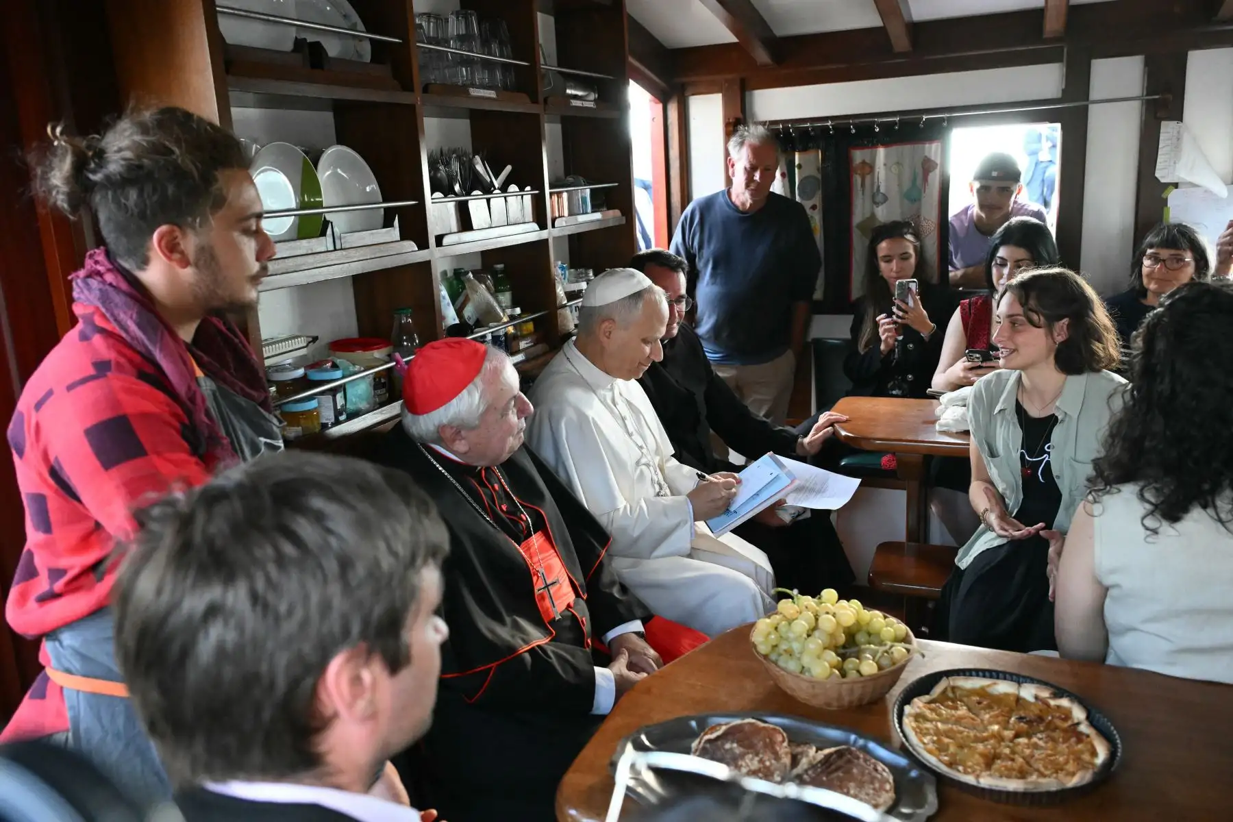 El Papa León XIV sentado junto al cardenal francés Jean-Marc Aveline durante una visita al buque escuela de la Paz "MED 25 - Bel Espoir", en el puerto de Ostia, cerca de Roma. AFP