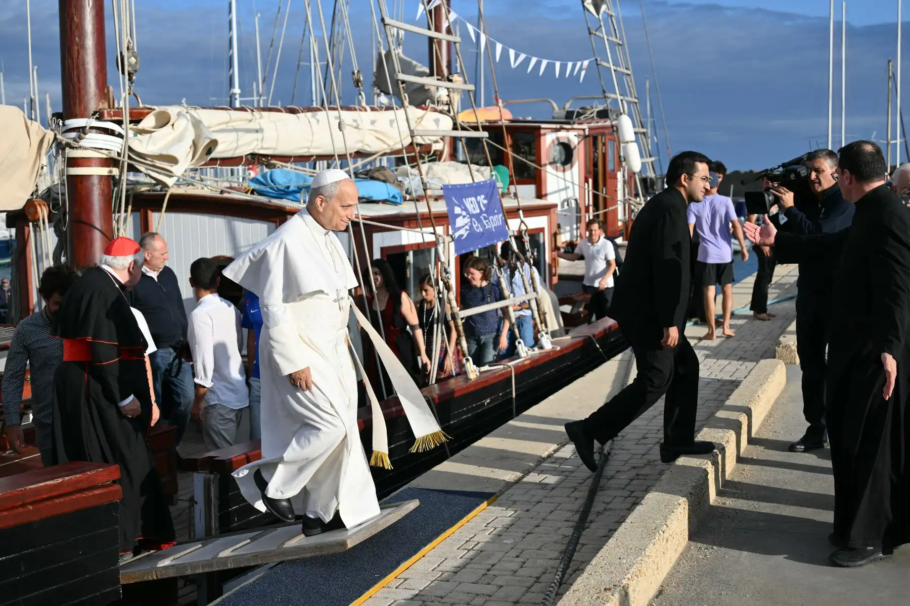 El Papa León XIV parte tras visitar a la tripulación del buque escuela de la Paz "MED 25 - Bel Espoir", en el puerto de Ostia, cerca de Roma. AFP