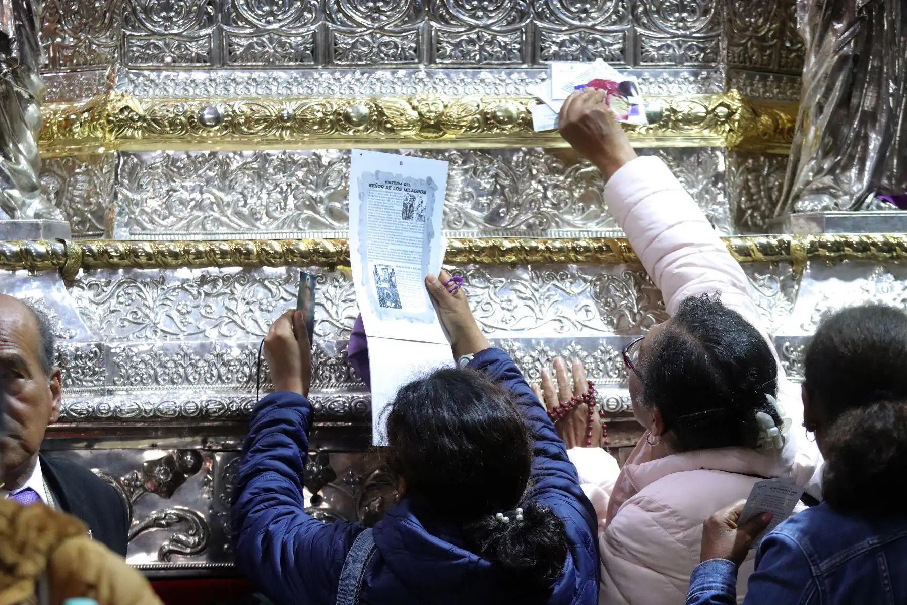 Fieles oran ante la imagen del Señor de los Milagros en la iglesia de Las Nazarenas. Foto:ANDINA/Lino Chipana Obregón