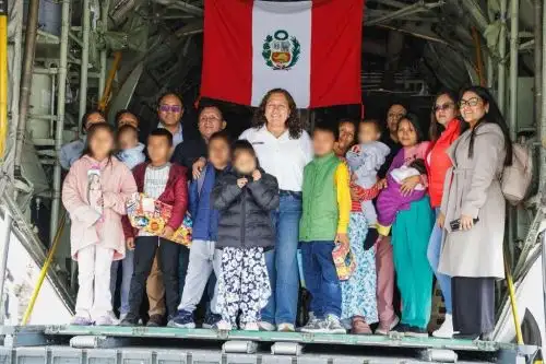 La ministra Sandra Gutiérrez Cuba visitó y acompañó a los niños de la Nación Wampis para verificar sus condiciones médicas y sociales. Foto: ANDINA/MIMP