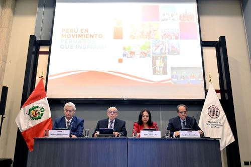 Canciller  Hugo de Zela celebra el Día de los Peruanos en el Exterior.