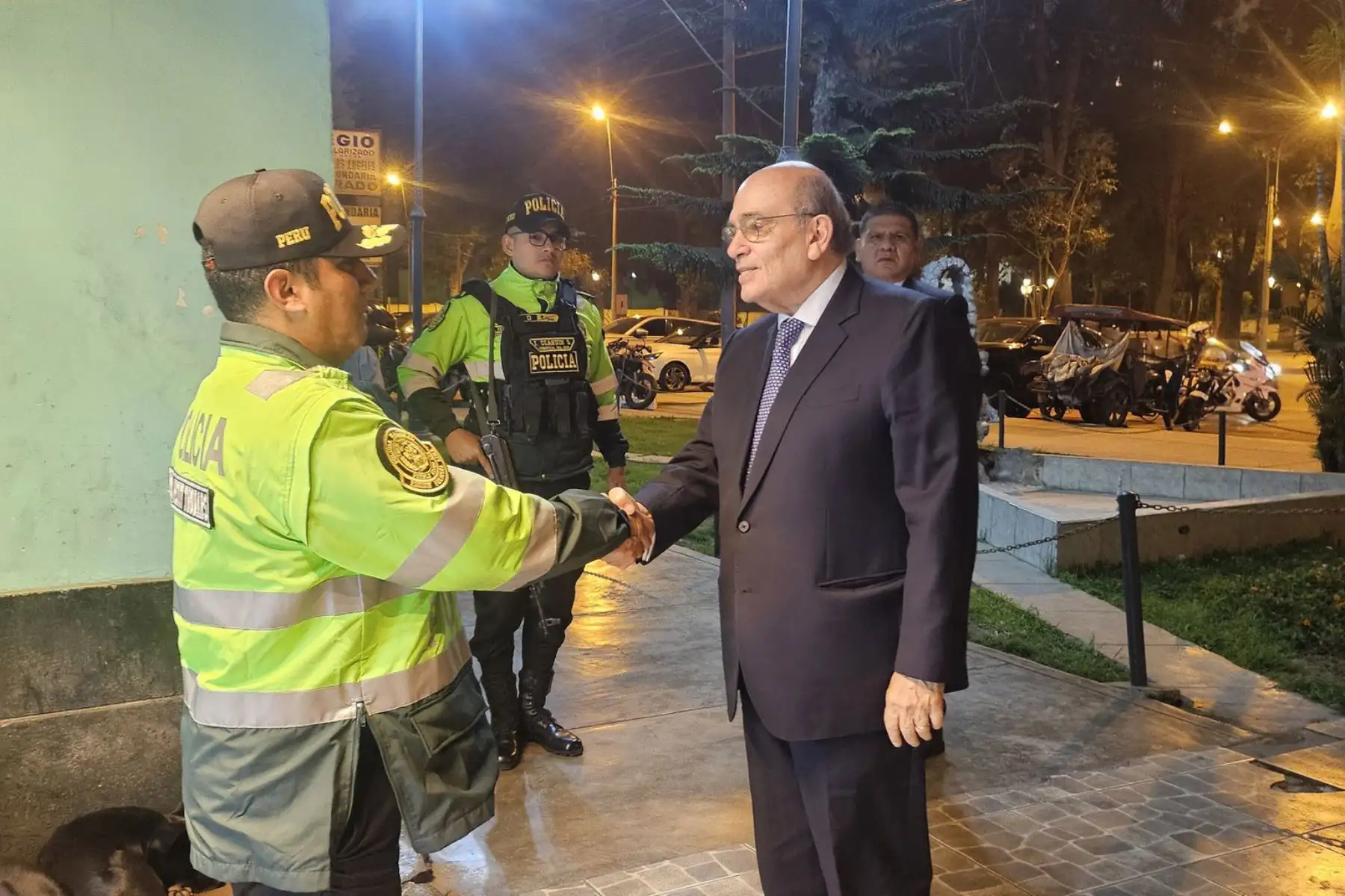 Como parte del operativo simultáneo, dispuesto por el presidente José Jerí, el canciller Hugo de Zela llegó a la Comisaría de Petit Thouars para conocer las necesidades reales del personal, tanto de equipamiento como del estado de las instalaciones. Fue recibido por el comandante PNP Ricardo Alfredo Vargas Rodríguez. Foto: ANDINA/Difusión