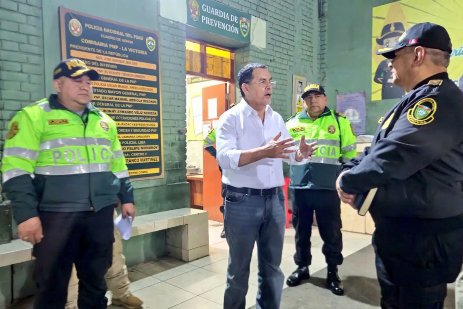 Desde la Comisaría La Victoria, el ministro de Educación, Jorge Figueroa, reafirmó el firme compromiso del Gobierno con la preservación del orden y la paz en el país, y expresó su respaldo a la labor de la Policía Nacional del Perú. Foto:MINEDU