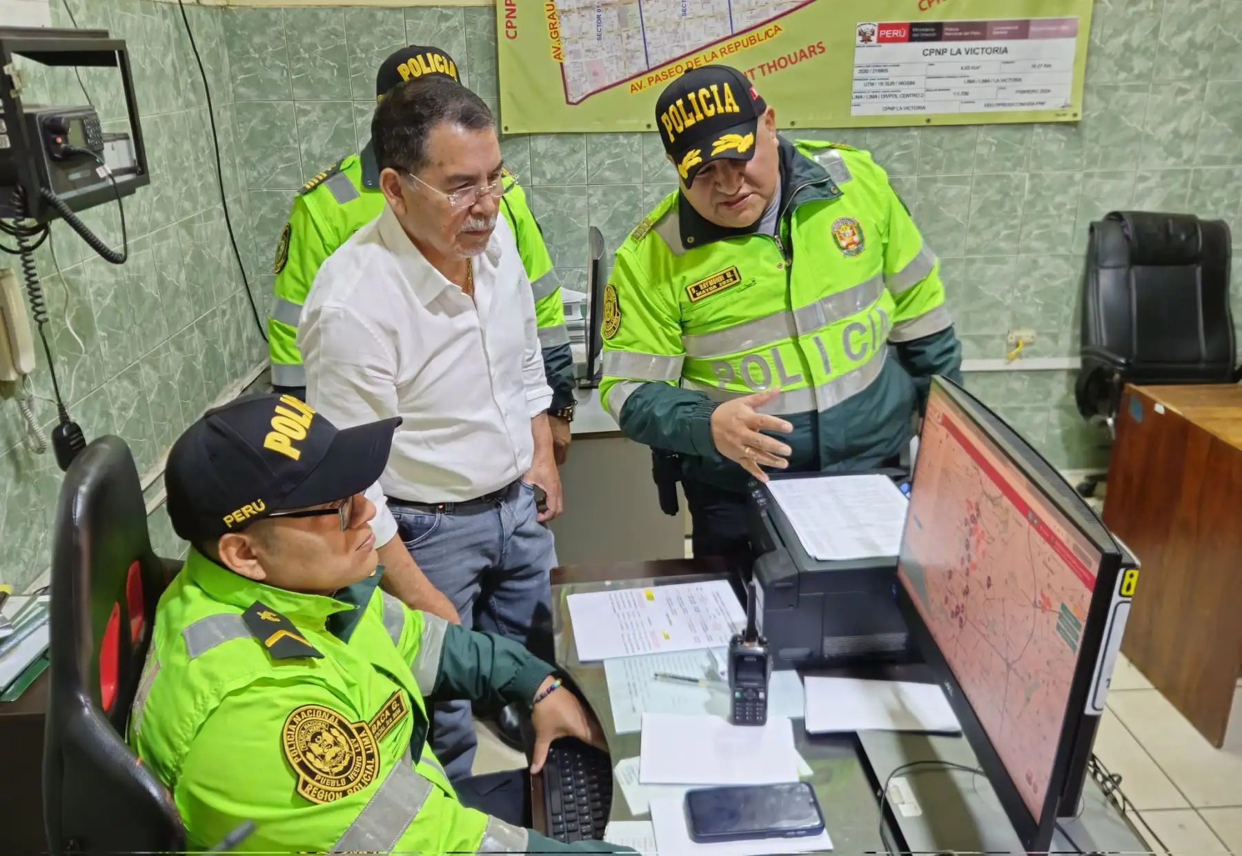 Desde la Comisaría La Victoria, el ministro de Educación, Jorge Figueroa, reafirmó el firme compromiso del Gobierno con la preservación del orden y la paz en el país, y expresó su respaldo a la labor de la Policía Nacional del Perú. Foto:MINEDU
