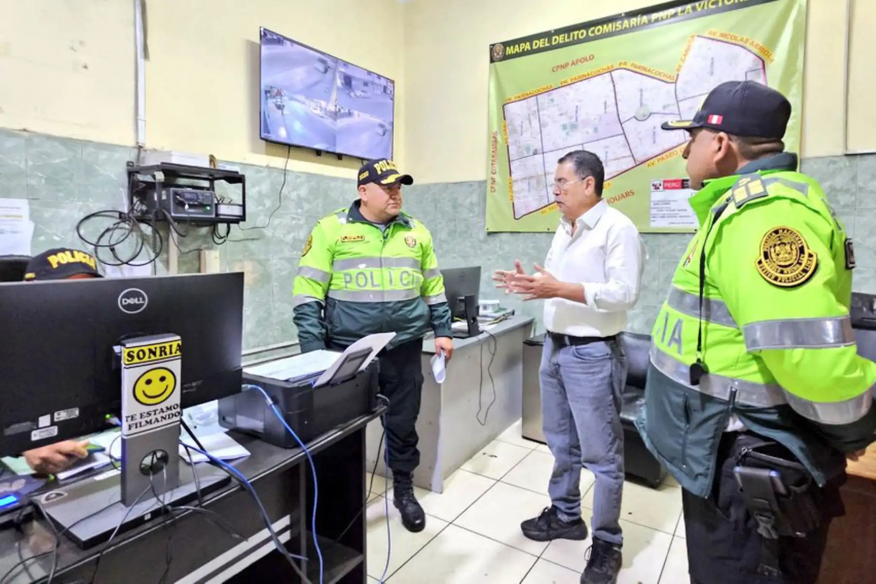 Desde la Comisaría La Victoria, el ministro de Educación, Jorge Figueroa, reafirmó el firme compromiso del Gobierno con la preservación del orden y la paz en el país, y expresó su respaldo a la labor de la Policía Nacional del Perú. Foto:MINEDU
