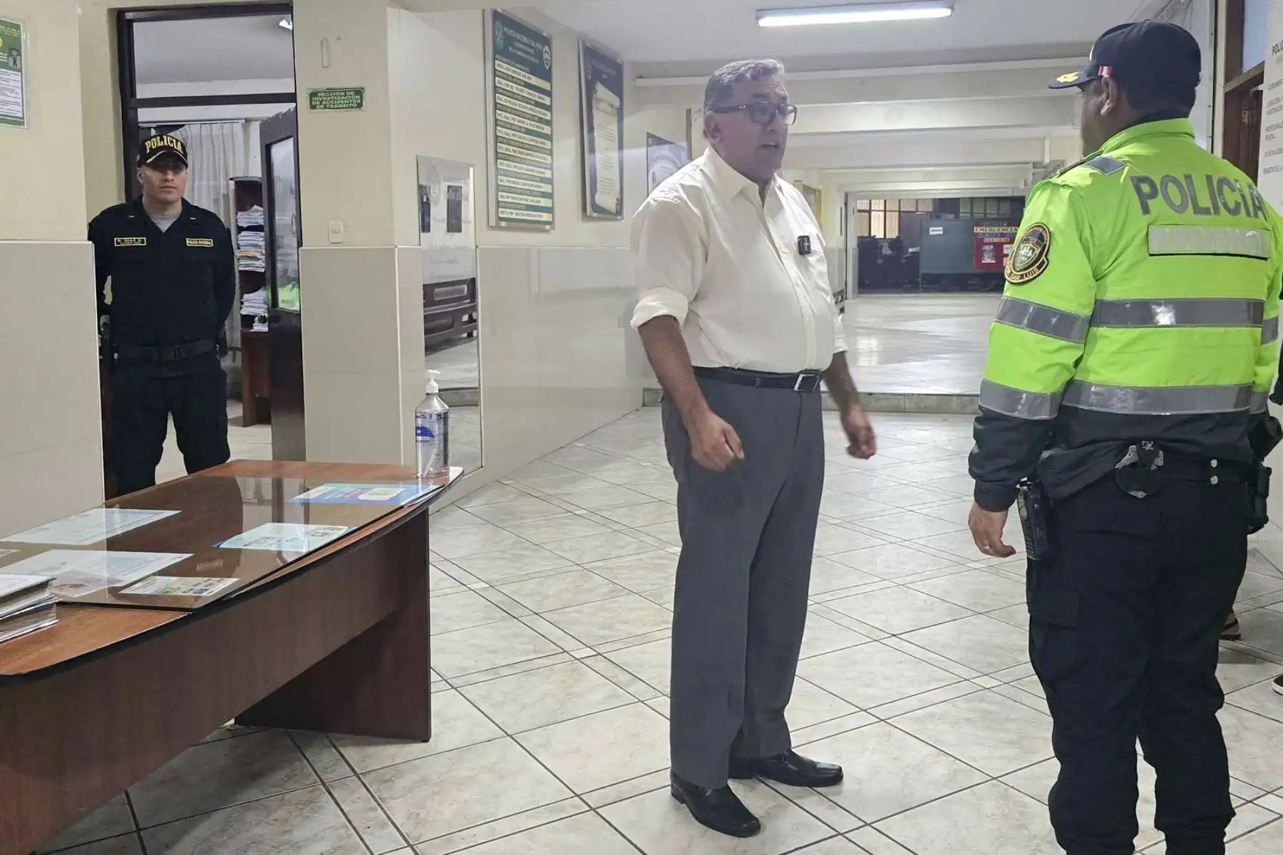 En favor de la seguridad de todos los peruanos y con el compromiso del Gobierno de trabajar de manera articulada y mantener puertas abiertas al diálogo, el ministro de Energía y Minas, Luis Enrique Bravo De La Cruz, visita la comisaría de San Luis a fin de reafirmar el apoyo y conocer las necesidades reales de nuestra Policía Nacional del Perú.