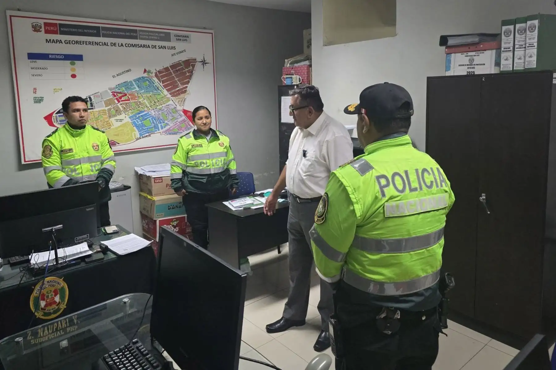 En favor de la seguridad de todos los peruanos y con el compromiso del Gobierno de trabajar de manera articulada y mantener puertas abiertas al diálogo, el ministro de Energía y Minas, Luis Enrique Bravo De La Cruz, visita la comisaría de San Luis a fin de reafirmar el apoyo y conocer las necesidades reales de nuestra Policía Nacional del Perú. Foto:MINEM