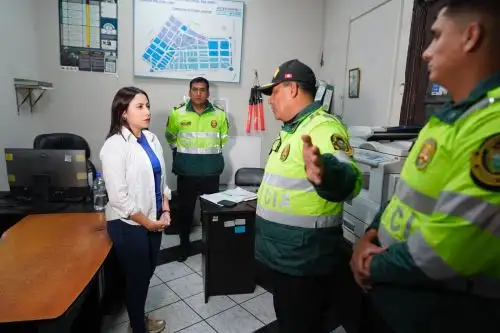 La ministra Lesly Shica efectúa una visita inopinada a la comisaría PNP de Alfonso Ugarte, en el Cercado de Lima, con la finalidad de supervisar, por encargo del Presidente de la República, José Jerí, sus instalaciones y verificar si cuenta con el soporte para brindar una atención adecuada a los ciudadanos en este sector de la capital. Foto: Midis.