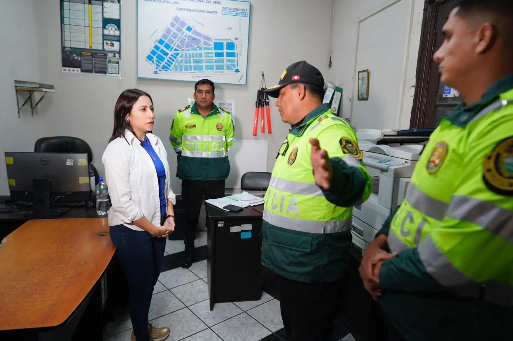 Ahora la ministra Lesly Shica efectúa una visita inopinada a la Comisaría PNP de Alfonso Ugarte, en el Cercado de Lima, con la finalidad de supervisar, por encargo del presidente de la república, José Jerí, sus instalaciones y verificar si cuenta con el soporte para brindar una atención adecuada a los ciudadanos en este sector de la capital. Foto:MIDIS