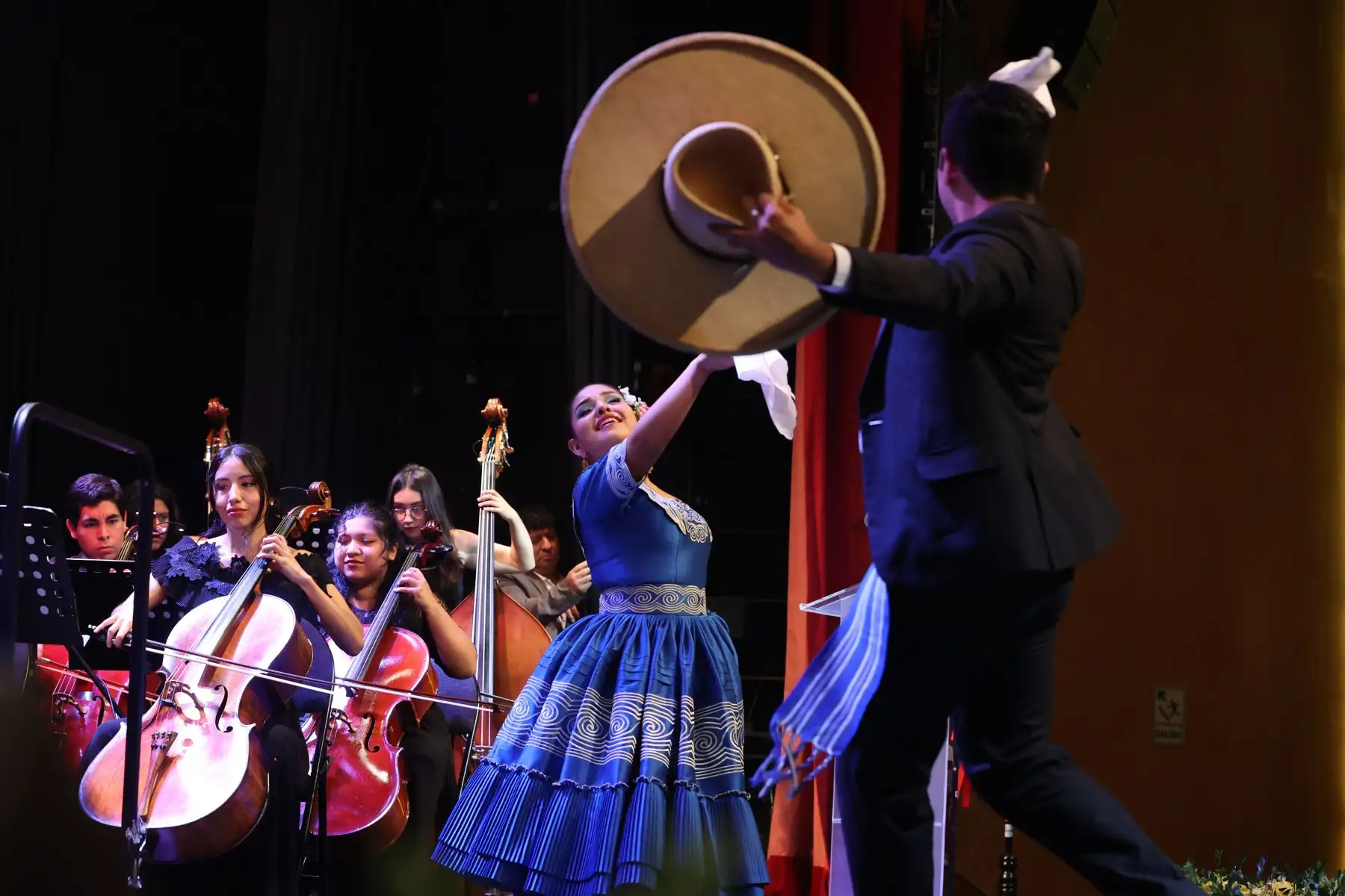En el marco de las actividades por el bicentenario del Diario Oficial El Peruano, esta noche se desarrolla la ceremonia central en el Teatro Auditorio Mario Vargas Llosa de la Biblioteca Nacional, en el distrito de San Borja, con la participarán autoridades y trabajadores de la institución.
Foto: ANDINA/Melina Mejía