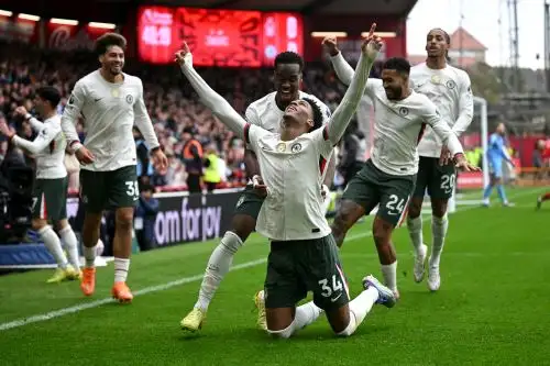 El defensa inglés #34 del Chelsea, Josh-Kofi Acheampong, celebra el primer gol del equipo durante el partido de la Premier League inglesa entre Nottingham Forest y Chelsea en The City Ground en Nottingham.Foto: AFP