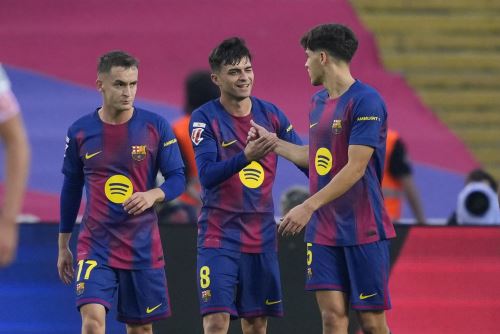 El centrocampista del FC Barcelona Pedri (c) celebra tras anotar el primer gol del equipo durante el partido de la jornada 9 de LaLiga EA Sports, entre el FC Barcelona y el Girona FC, en el estadio Olímpico de Montjuic. Foto: EFE