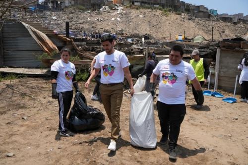 Voluntarios participaron de la convocatoria ´Voluntariado Manos que Ayudan´ que lanzó la institución dirigida a jóvenes de 18 a 29 años con sentido de urgencia de esta intervención. Foto: ANDINA/Difusión