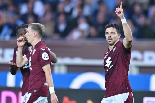 Giovanni Simeone del Torino se alegra tras anotar durante el partido de fútbol de la Serie A italiana Torino FC vs SSC Napoli en el Estadio Olímpico Grande Torino de Turín. Foto: AFP
