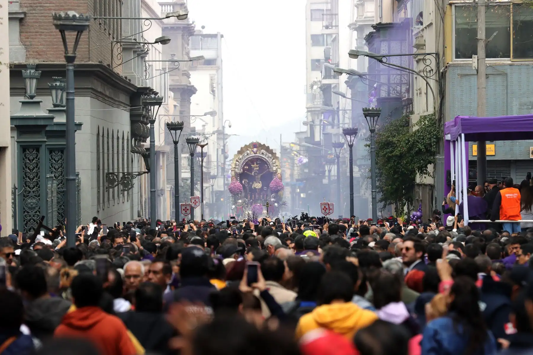 Señor de los Milagros.
La sagrada imagen inicia su segundo recorrido del año.
Foto : ANDINA / Lino Chipana Obregón.
