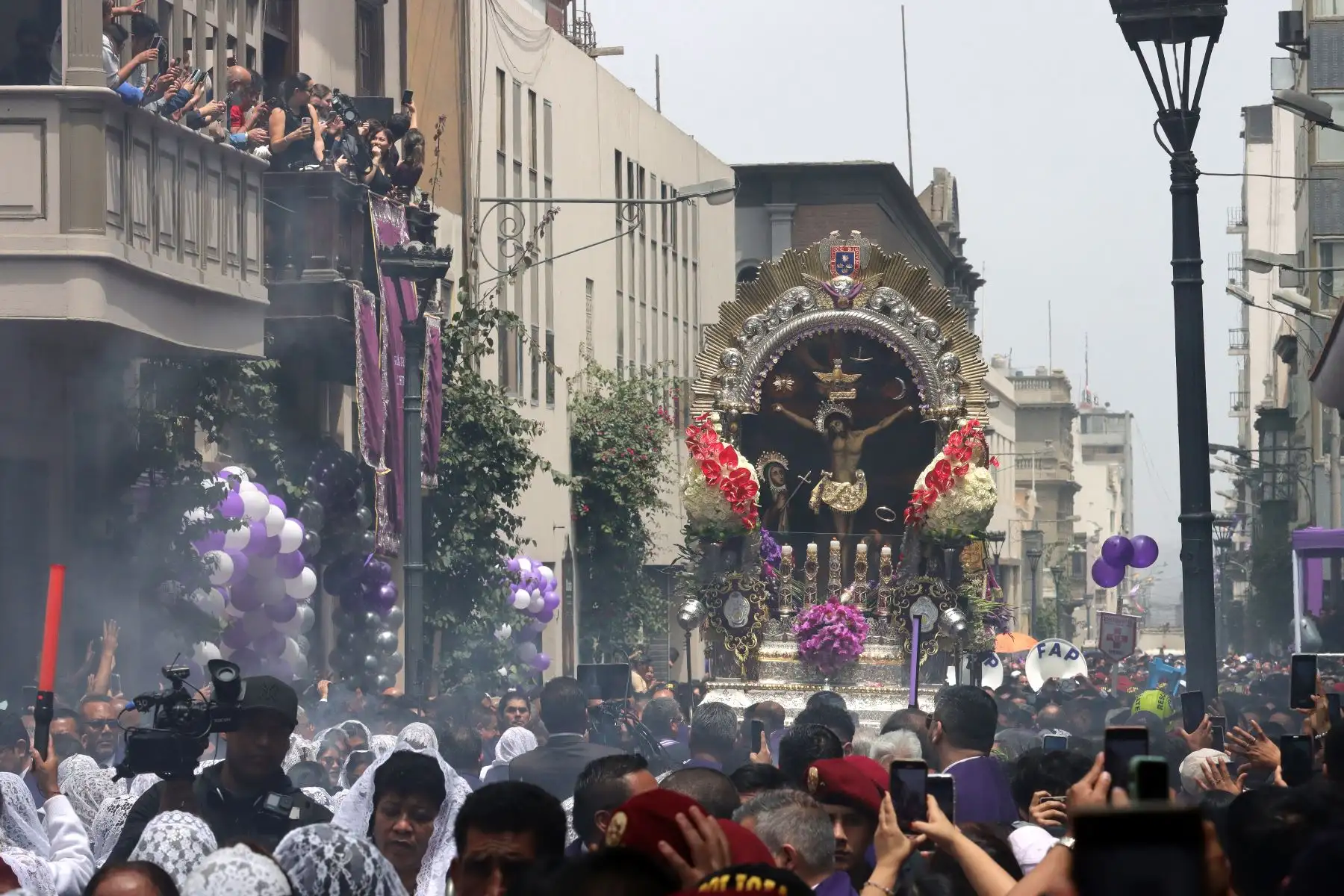 Señor de los Milagros.
La sagrada imagen inicia su segundo recorrido del año.
Foto : ANDINA / Lino Chipana Obregón.