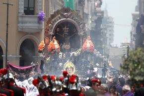 La imagen del Señor de los Milagros visitará las calles del Callao este domingo 26. Foto : ANDINA / Lino Chipana Obregón.