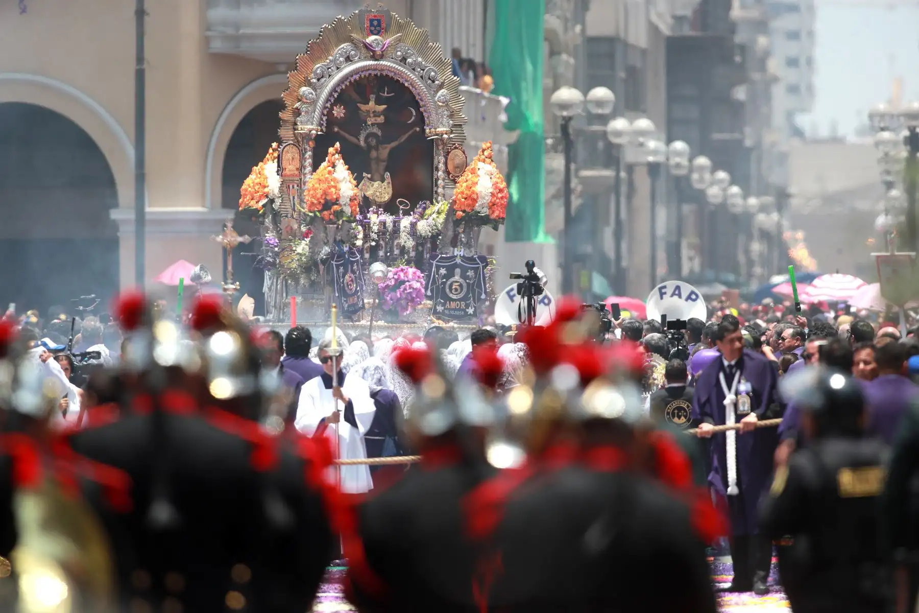 Señor de los Milagros.
La sagrada imagen inicia su segundo recorrido del año.
Foto : ANDINA / Lino Chipana Obregón.