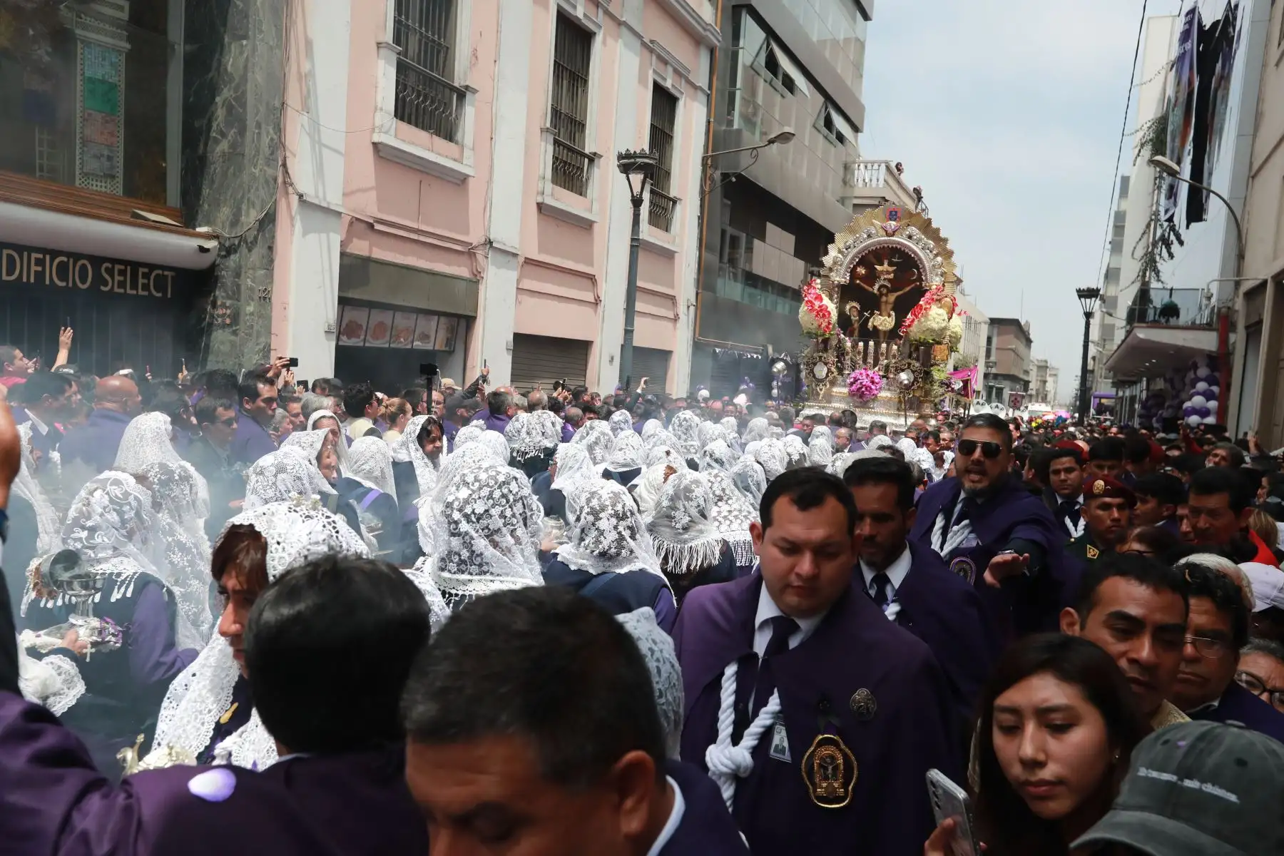 Señor de los Milagros.
La sagrada imagen inicia su segundo recorrido del año.
Foto : ANDINA / Lino Chipana Obregón.