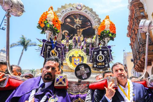 El alcalde Renzo Reggiardo carga las andas del Señor de los Milagros durante el homenaje que ofrecio la Municipalidad de Lima al Cristo Morado. Foto: ANDINA/Difusión