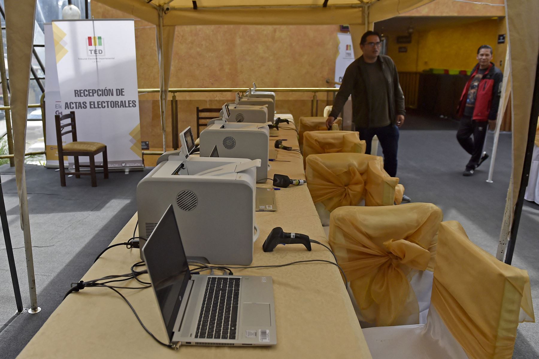 Funcionarios del Tribunal Supremo Electoral  de Bolivia instalan equipos en el área donde funcionará el Sistema de Transmisión y Publicación de Resultados Preliminares , de cara a la segunda vuelta de las elecciones presidenciales, en La Paz.
Foto: AFP