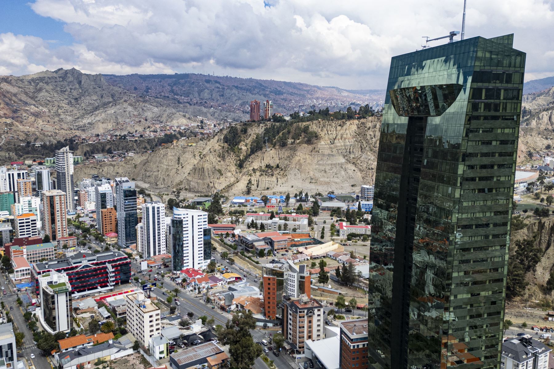Vista aérea del sector sur de La Paz. Bolivia elige entre dos figuras de derecha en las elecciones presidenciales del domingo, poniendo fin a dos décadas de gobierno socialista que han dejado a la asediada nación sudamericana sumida en una profunda crisis financiera. 
Foto: AFP