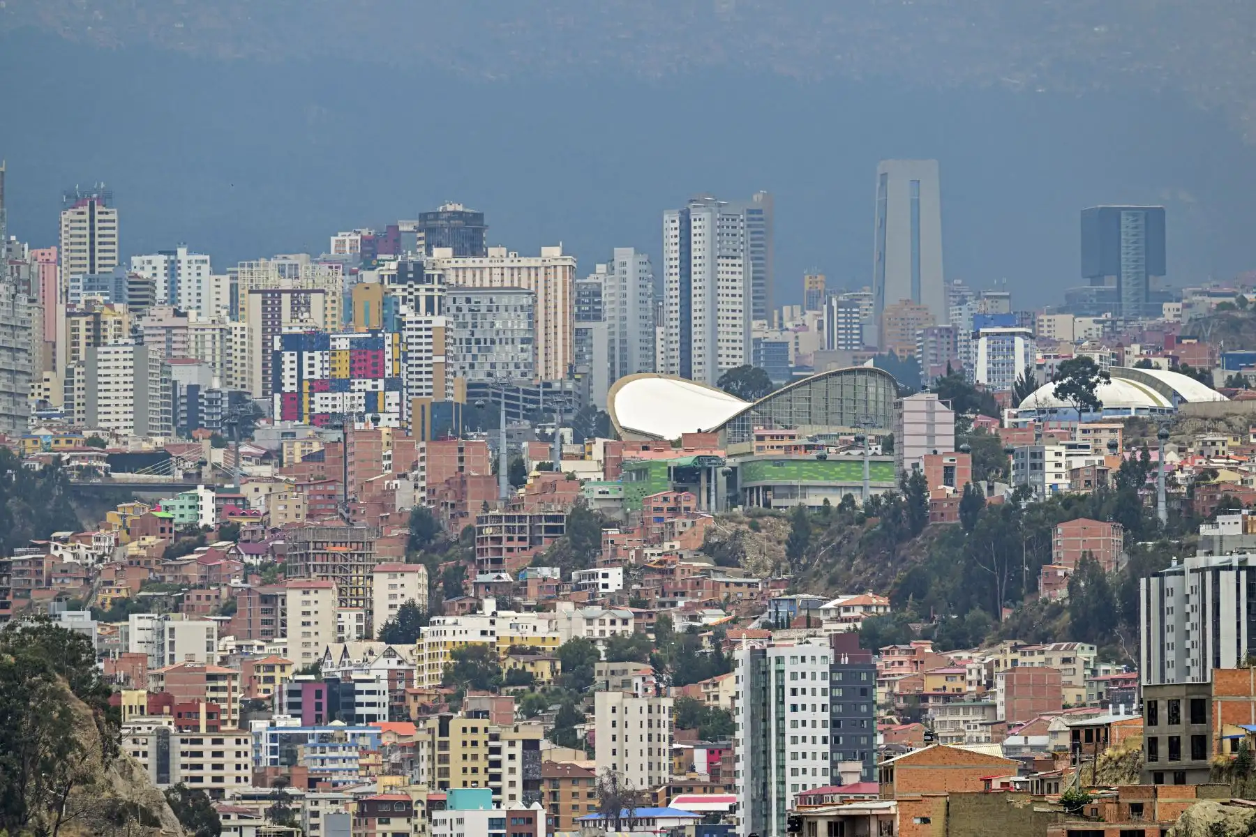 Vista aérea del sector sur de La Paz. Bolivia elige entre dos figuras de derecha en las elecciones presidenciales del domingo, poniendo fin a dos décadas de gobierno socialista que han dejado a la asediada nación sudamericana sumida en una profunda crisis financiera. 
Foto: AFP