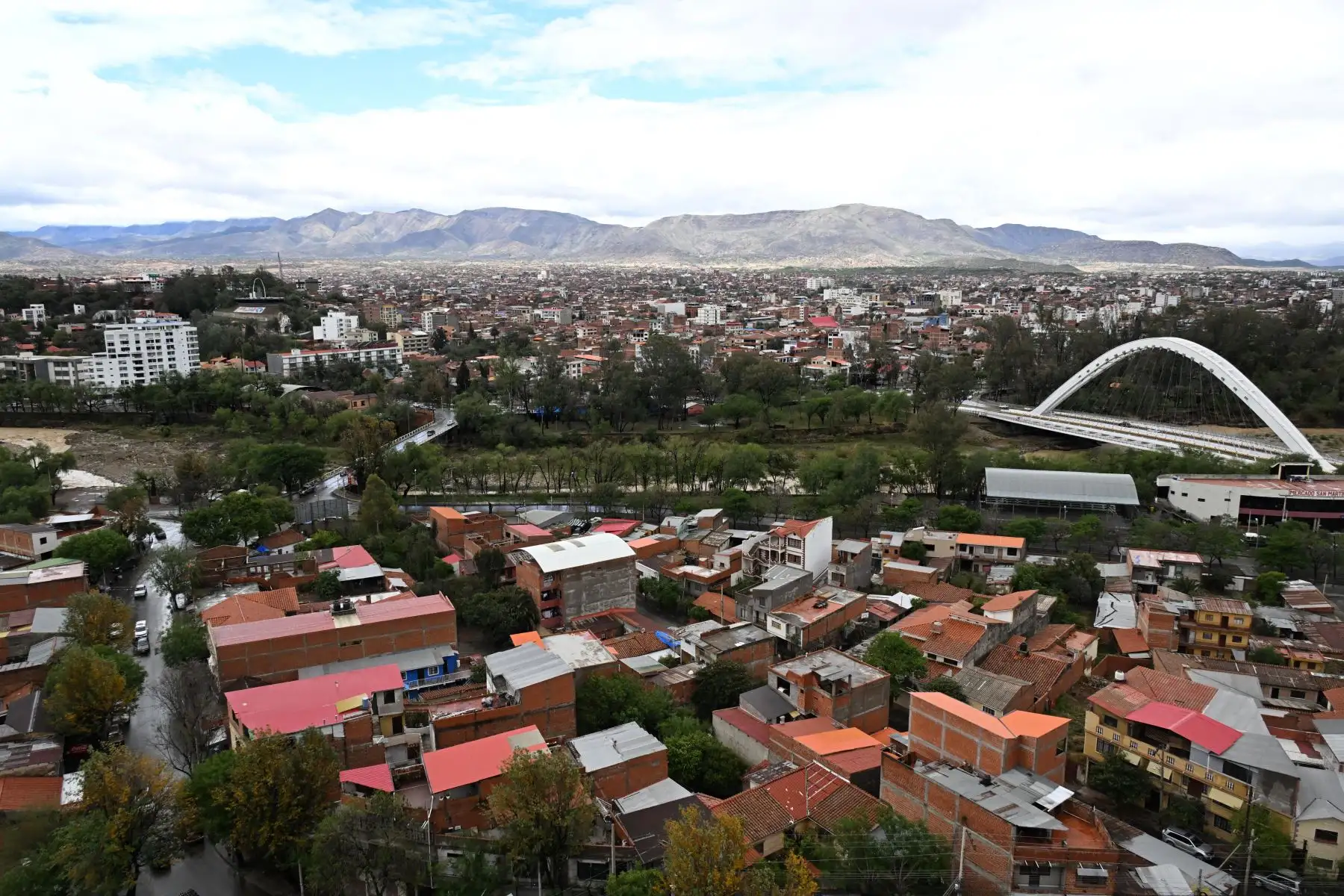 Vista del Puente 4 de Julio  en Tarija, Bolivia. Bolivia elige entre dos figuras de derecha en las elecciones presidenciales del domingo, poniendo fin a dos décadas de gobierno socialista que han dejado a la asediada nación sudamericana sumida en una profunda crisis financiera. 
Foto: AFP