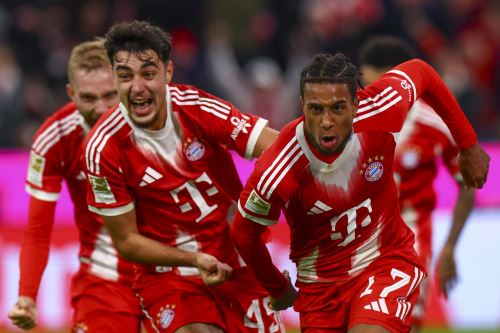 Michael Olise de Múnich (D) celebra con sus compañeros de equipo después de marcar el 2-0 durante el partido de fútbol de la Bundesliga alemana entre el Bayern Múnich y el Borussia Dortmund en Múnich. Foto: EFE